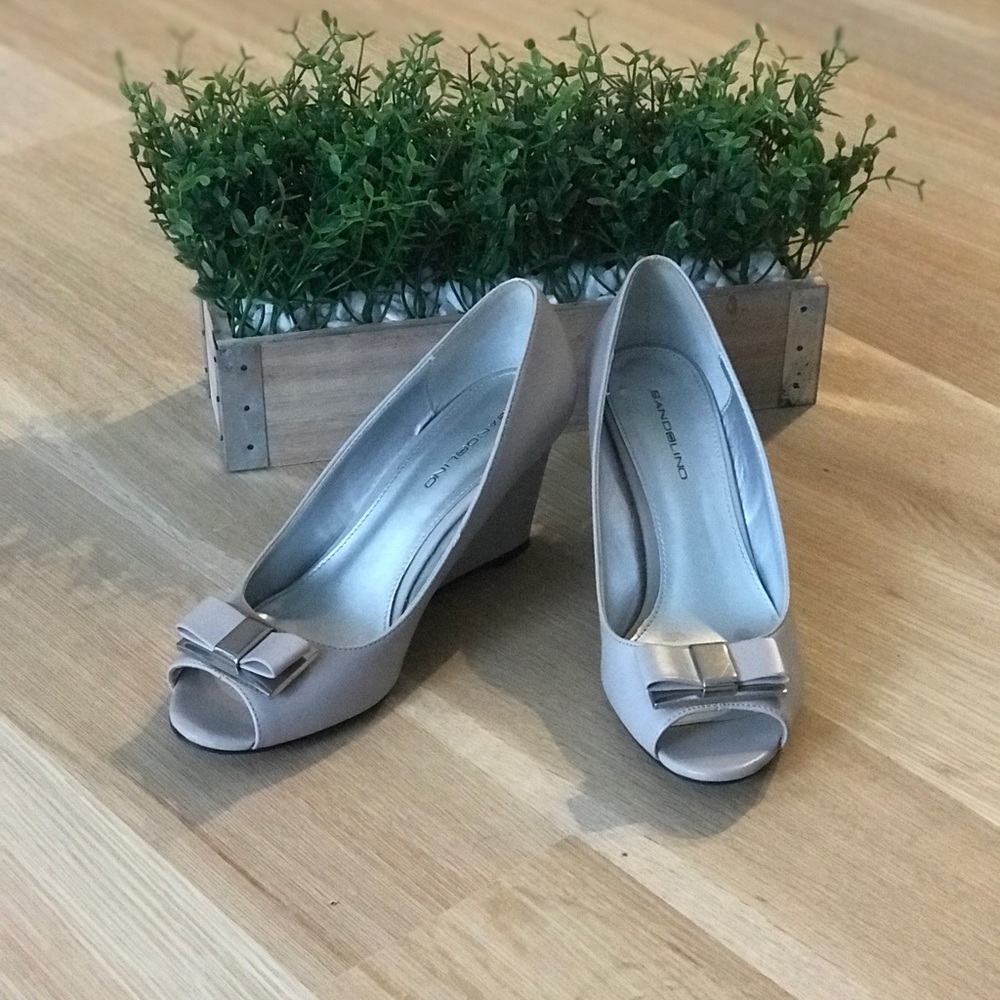 Bandolino nude wedged peep toed bow size 7.5